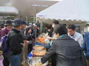 3月24日長田路ウォークラリー参加者に 「スルガエレガント」の販売のお手伝い