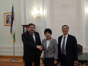 ガニエフ対外経済関係投資貿易大臣(左）との会談。右は加藤文彦駐ウズベキスタン特命全権大使