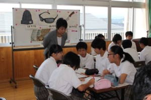 「車座ふるさとトーク」に先立ち、佐野中学校 ３年６組の生徒が実施した模擬裁判を見学。