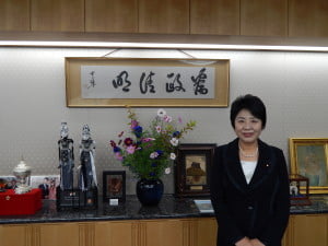 「為政清明」の前で