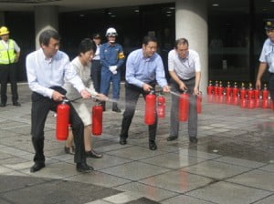 消火器による初期消火活動