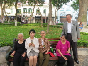 早朝のヤンゴン市内の湖畔で、食事中の仲よし三人組に声をかけたら、"ちまき"のおすそ分け。仲良く写真に収まり ました。有権者ではないんだからと、仲間から冷やかされつつ・・