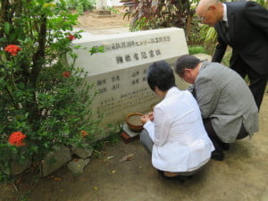 ヤンゴン市内から車で移動。国民の８割が農業従事者とあって、一歩市街地を出ると素朴な農村風景が広がります。第二次世界大戦中に亡くなった日本人兵 士の共同墓地と、ミャンマーの国づくりに日本が貢献した初めての橋の建設のために、現地に向かう途中の飛行機事故で殉職した６名のＪＩＣＡ職員の墓碑 に献花をし、手を合わせました。