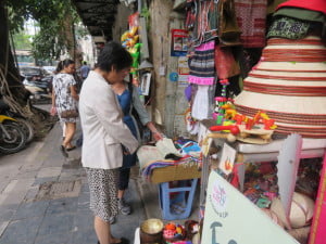 朝食は屋台で簡単に。子供連れの家族も多く、マーケットは、少数民族のカラフルな品々であふれていました